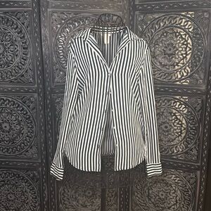 H&M classic stripy shirt. In great pre-owned condition. size 2